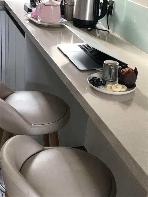 Stylish 3-Bedroom Flat In Kensington Лондон Экстерьер фото