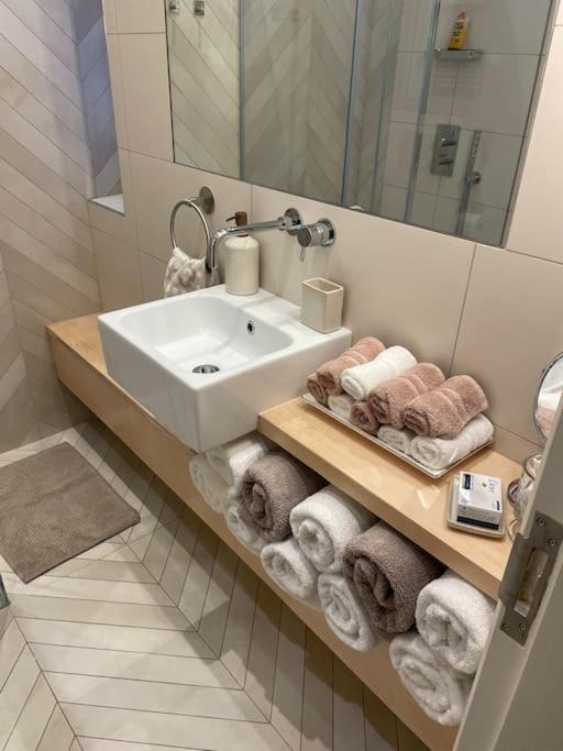 Stylish 3-Bedroom Flat In Kensington Лондон Экстерьер фото