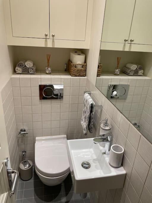 Stylish 3-Bedroom Flat In Kensington Лондон Экстерьер фото